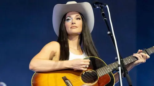 Kacey Musgraves Gây Chia Rẽ Trong Cộng Đồng Người Hâm Mộ Vì Kêu Gọi Ủng Hộ Trẻ Em Di Dân