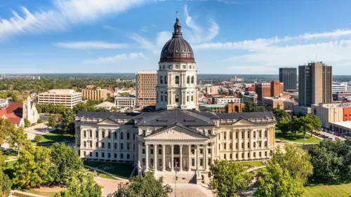 Adam Hamilton Thắng Phiếu Sơ Bộ Thượng Viện Dân Chủ Kansas