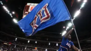 Cựu cầu thủ Jayhawks gặp tai nạn giao thông nghiêm trọng