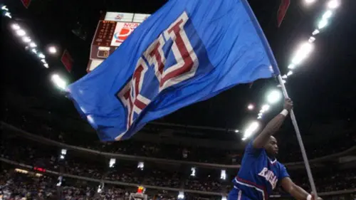 Cựu cầu thủ Jayhawks gặp tai nạn giao thông nghiêm trọng
