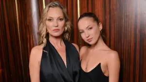 Siêu mẫu Kate Moss và con gái Lila khoe dáng trong bộ bikini tại Tây Ban Nha