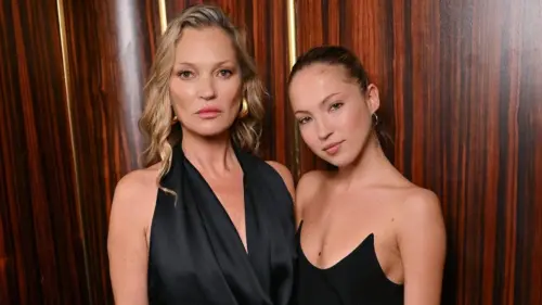 Siêu mẫu Kate Moss và con gái Lila khoe dáng trong bộ bikini tại Tây Ban Nha