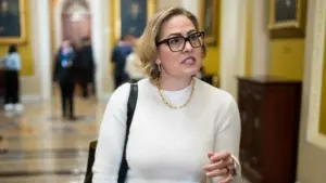 Cựu Thượng Nghị Sĩ Kyrsten Sinema bị cáo buộc có quan hệ tình ái với vệ sĩ đã có vợ