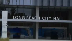 Thị trưởng, Quản lý Thành phố Long Beach và các quan chức khác được tăng lương trong bối cảnh thành phố đề xuất cắt giảm sâu và sa thải