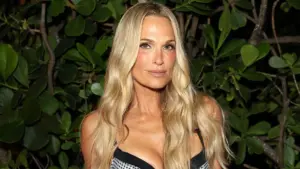 Molly Sims khoe eo thon trong bộ bikini hai mảnh khác màu khi đi biển cùng các con