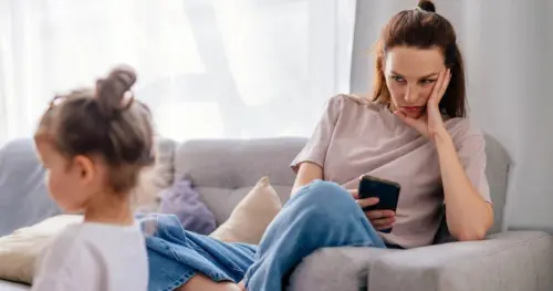 Nghiên cứu mới: Điện thoại thông minh của cha mẹ có thể ảnh hưởng đến sự phát triển ngôn ngữ của trẻ