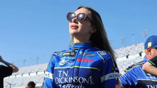 Natalie Decker Khoe Vòng Một Dưới Lớp Váy Cháy, ‘Hard Knocks’ Trở Lại