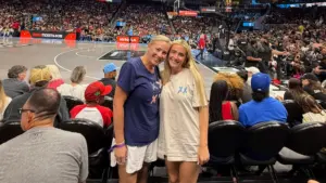 Khán giả WNBA bị đe dọa trục xuất vì mặc áo XX/XY