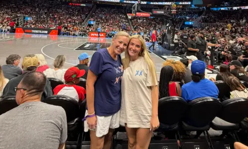Khán giả WNBA bị đe dọa trục xuất vì mặc áo XX/XY
