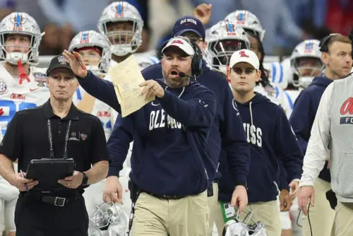 Trường Đại học Ole Miss đã nhờ đặc vụ FBI rà soát cơ sở bóng bầu dục sau khi HLV Lane Kiffin rời đi