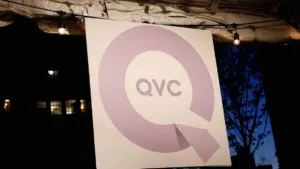 Người dẫn chương trình QVC xử lý sự cố “nhạy cảm” trên sóng trực tiếp một cách chuyên nghiệp