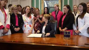 Thống Đốc Massachusetts Ký Luật Cho Phép Phá Thai Đến Giai Đoạn Cuối Thai Kỳ