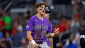 Cầu thủ trẻ của Rockies bị phạt vì hành động khiếm nhã với khán giả