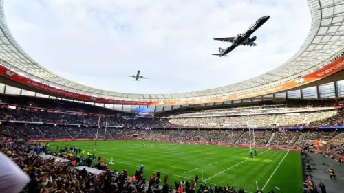 Máy bay chở khách gây choáng với màn bay thấp trên sân vận động rugby ở Nam Phi