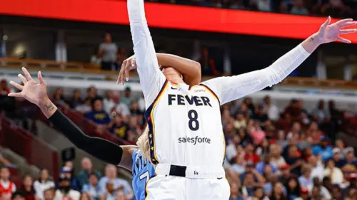 Truyền thông WNBA bênh vực DiJonai Carrington sau pha va chạm nguy hiểm với Sophie Cunningham, hé lộ thiên vị rõ ràng