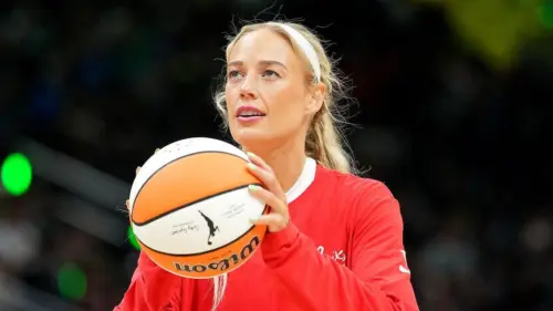 Phát ngôn viên đội Fever chấm dứt họp báo khi nhà báo hỏi về bình luận của Sophie Cunningham