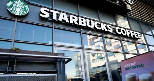 Starbucks cắt giảm hàng trăm việc làm lần thứ hai trong năm