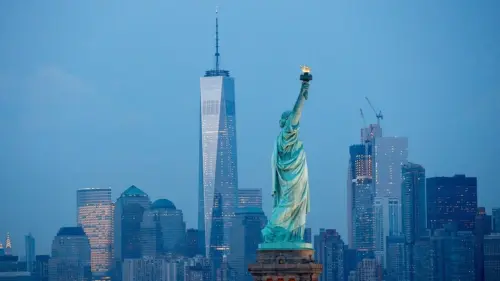 Hai người thiệt mạng, trong đó có trẻ sơ sinh, sau khi thuyền lật ở cảng New York; 12 người được cứu