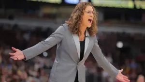 Truyền thông WNBA biến bài phát biểu của HLV Stephanie White thành “cuộc tấn công quan trọng” vào những người chỉ trích giải đấu