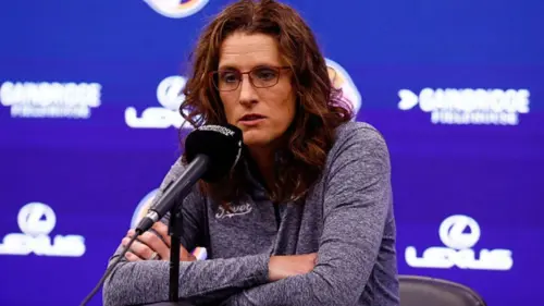 Huấn luyện viên Phoenix Mercury chỉ trích cách truyền thông khai thác các vấn đề của WNBA