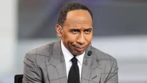 Stephen A. Smith Chỉ trích HLV Stephanie White sau phản ứng về lỗi của DiJonai Carrington