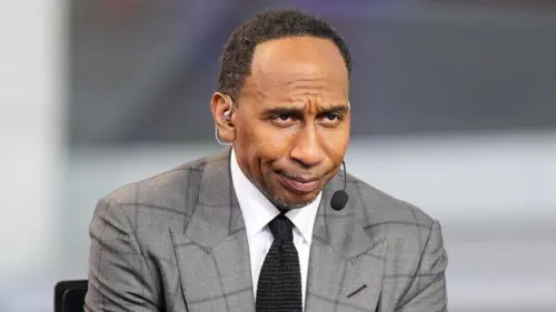 Stephen A. Smith Chỉ trích HLV Stephanie White sau phản ứng về lỗi của DiJonai Carrington