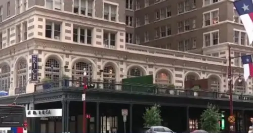Hôn phu thê Hoa Kỳ khốn đốn vì tiệm cưới ở Houston đóng cửa bất ngờ