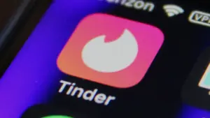 Khi Thế Hệ Gen Z Xem Xét Lại Các Ứng Dụng Hẹn Hò, Sự Kiện Trực Tiếp Của Tinder Mở Rộng Đến Hàng Chục Thành Phố