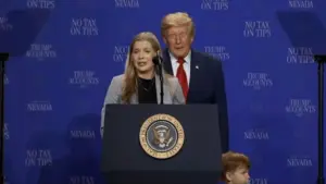Tổng Thống Donald Trump trêu đùa với một em bé trên sân khấu ở Nevada