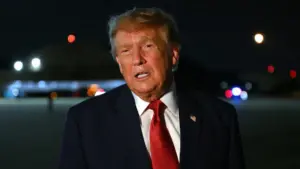 Tổng Thống Trump nói rủi ro cao hơn khi bay trên phi cơ riêng trong chuyến đi bí mật