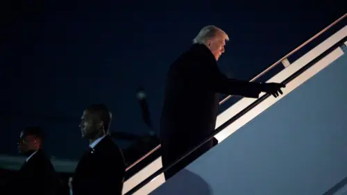 Tổng thống Donald Trump sử dụng xe tải chở đồ ăn, Air Force One giả để tránh hiểm họa từ Iran