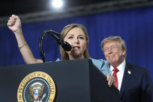 Tổng Thống Trump đáp trả kẻ quấy rối tại buổi vận động tranh cử