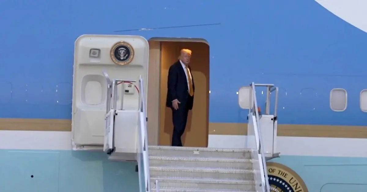 Tổng Thống Donald Trump dùng xe bán hàng rong, máy bay giả để tránh đe dọa ám sát khi rời Thổ Nhĩ Kỳ