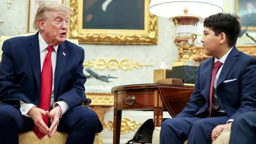 Cậu bé suýt chết đuối trong sóng biển ở California được Tổng thống Trump chào đón trong Ngày sinh nhật