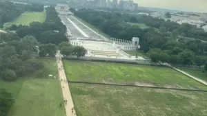 Tổng Thống Trump đổ lỗi cho kẻ phá hoại về thảm cỏ chết trên Đại Lộ Quốc Gia
