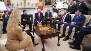 Thượng Nghị Sĩ Marco Rubio Nhận Món Quà Sinh Nhật Độc Đáo Từ Bạch Ốc
