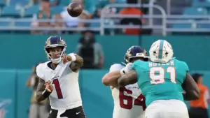 Tua Tagovailoa đối mặt với những tiếng la ó từ người hâm mộ Dolphins trong trận thua của Falcons
