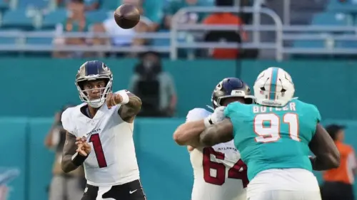 Tua Tagovailoa đối mặt với những tiếng la ó từ người hâm mộ Dolphins trong trận thua của Falcons