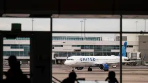 Đạn Thật Phát Hiện Trên Máy Bay United Ở Denver Khiến Hành Khách Phải Xuống Máy Bay
