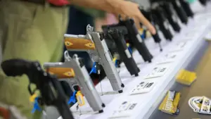 Bộ Tư pháp Hoa Kỳ sẽ xem xét khôi phục quyền sở hữu súng cho một số người từng phạm tội