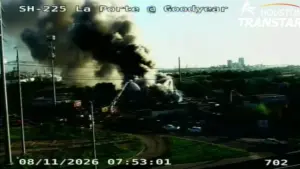 Khói bốc lên từ đám cháy rác ở Đông Nam Houston