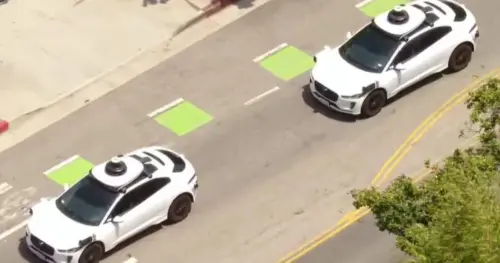 Robotaxis của Waymo gây khó chịu cho cư dân Los Angeles khi chiếm chỗ đỗ xe, cản trở giao thông