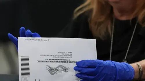 Thẩm phán Lần Nữa Chặn Sắc Lệnh Về Phiếu Bầu Qua Thư Của Tổng Thống Donald Trump