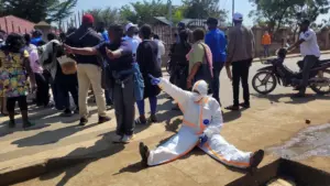 Nhân viên y tế ở tâm dịch Ebola tại Congo biểu tình đòi lương