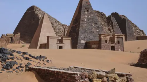 Chiến tranh và cát tích tụ đe dọa các kim tự tháp Meroe ở Sudan