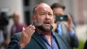 Alex Jones vẫn phải trả hơn 1 tỷ đô la tiền bồi thường dù tòa án Texas giảm án