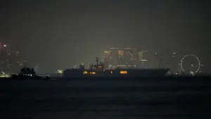 USS Abraham Lincoln đi qua Singapore trên đường về nhà từ Trung Đông