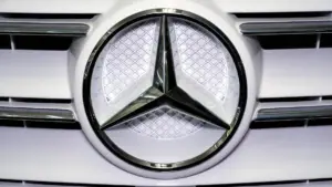 Kiện Mercedes vì logo ghế xe gây bỏng