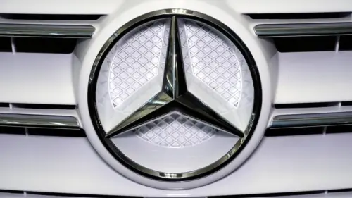 Kiện Mercedes vì logo ghế xe gây bỏng