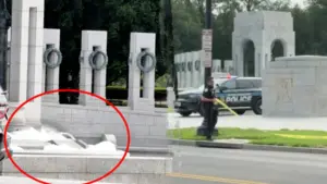 Đài Tưởng niệm Thế chiến II tại Washington bị phá hoại